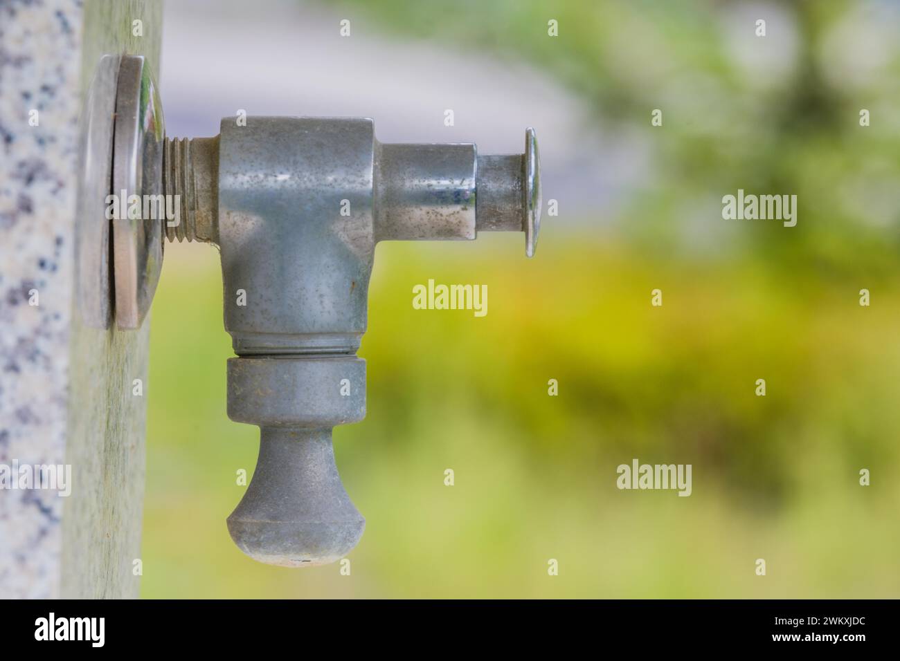 Gros plan du robinet d'eau sur fontaine d'eau en marbre dans le parc public en Corée du Sud Banque D'Images