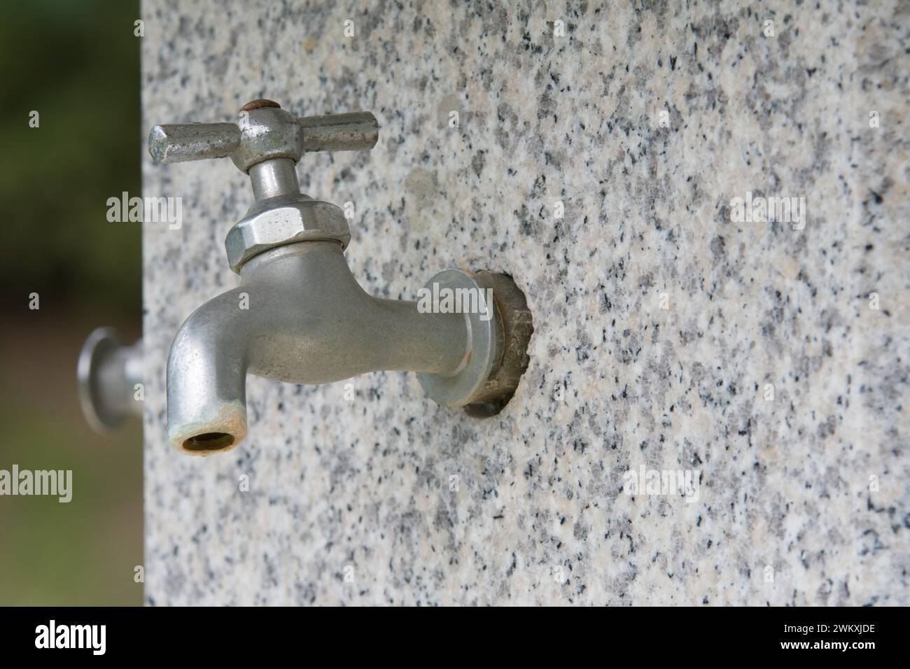 Gros plan du robinet d'eau sur fontaine d'eau en marbre dans le parc public en Corée du Sud Banque D'Images