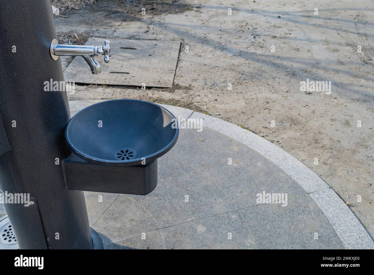 Fontaines d'eau potable en métal noir près d'une passerelle dans un parc public en Corée du Sud Banque D'Images