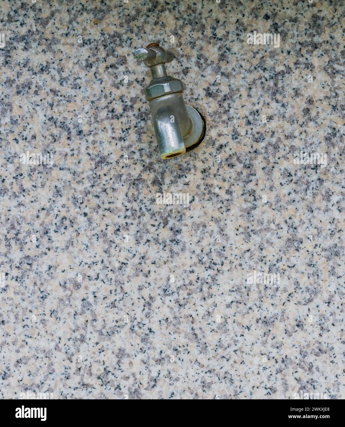 Gros plan du robinet d'eau sur fontaine d'eau en marbre dans le parc public en Corée du Sud Banque D'Images