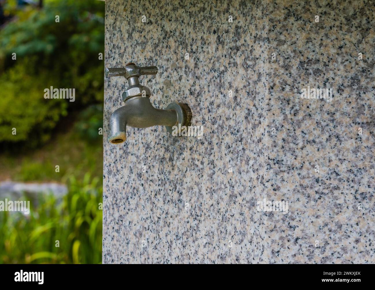 Gros plan du robinet d'eau sur fontaine d'eau en marbre dans le parc public en Corée du Sud Banque D'Images