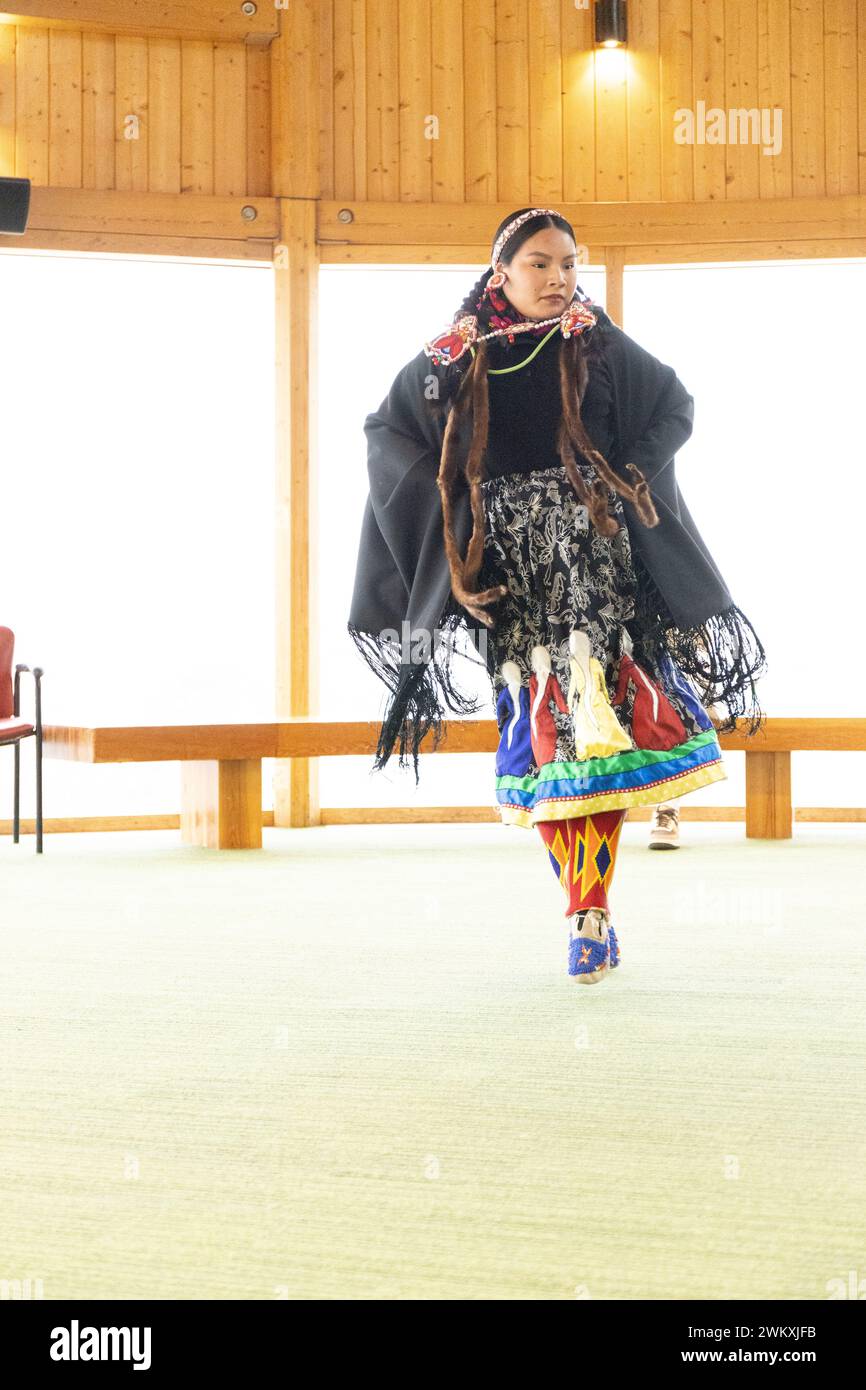 Une jeune femme autochtone d'origine ethnique, en costume traditionnel, exécute une danse sacrée au musée du patrimoine Wanuskewin à Saskatoon, en Saskatchewan. Banque D'Images