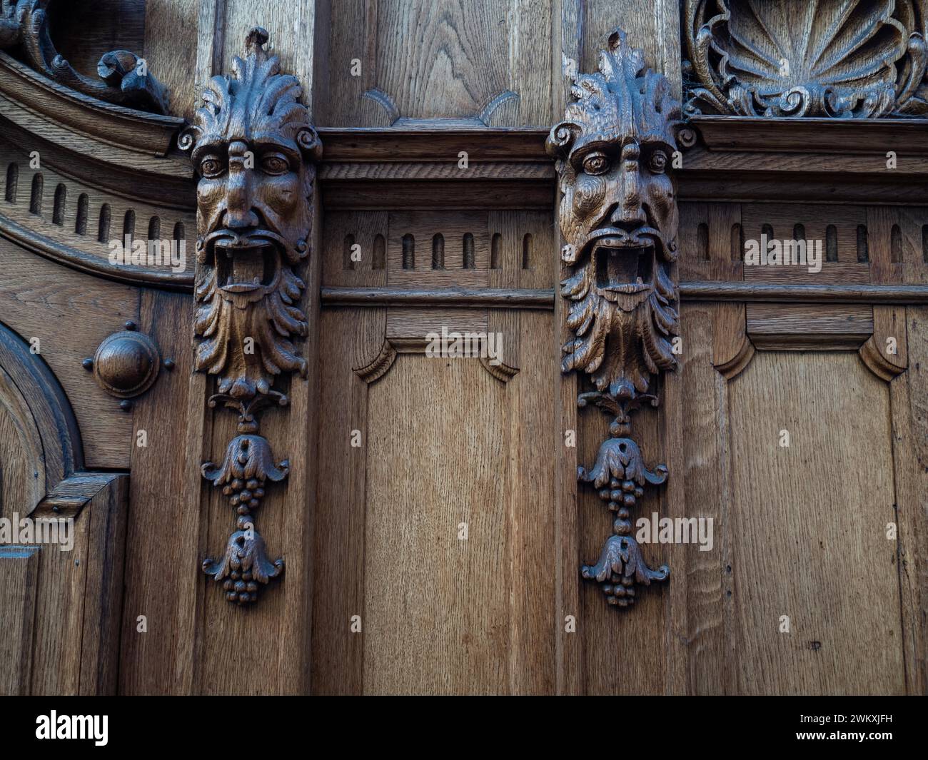 Visages, sculpture artistique sur une façade, Graz, Styrie, Autriche Banque D'Images