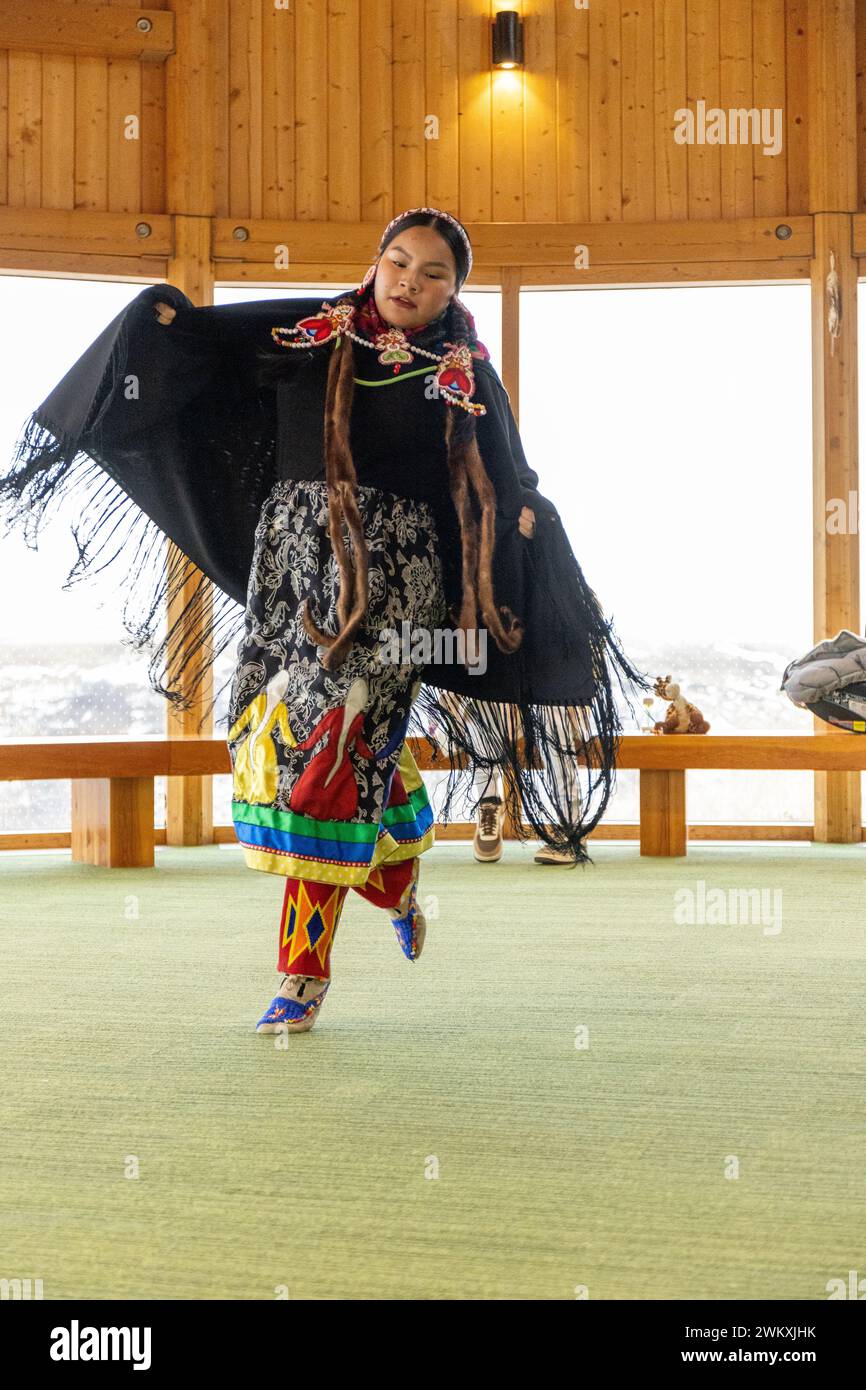 Une jeune femme autochtone d'origine ethnique, en costume traditionnel, exécute une danse sacrée au musée du patrimoine Wanuskewin à Saskatoon, en Saskatchewan. Banque D'Images