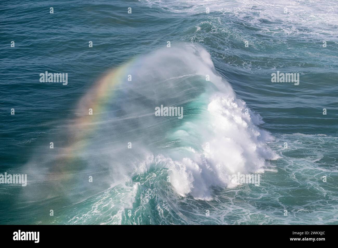 Couleurs spectrales dans le jet d'une vague écrasante, Nazaré, Portugal, Europe Banque D'Images