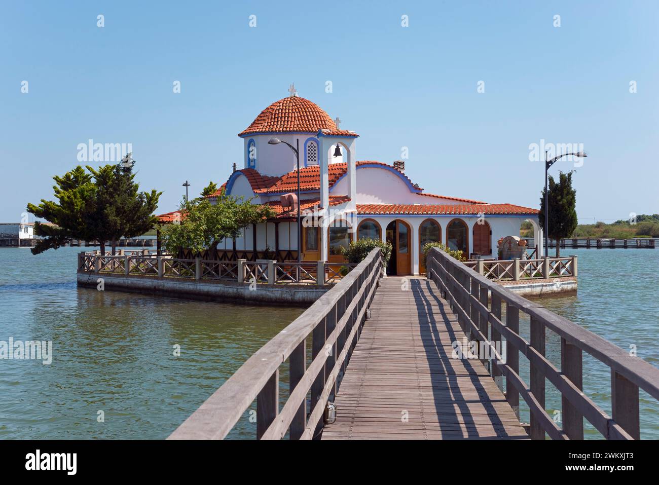 Petite église sur le front de mer relié par un pont en bois, monastère de Saint Nicolas, monastère d'Agios Nikolaos, Agiou Nikolaou, Vistonidas Birmanie Banque D'Images