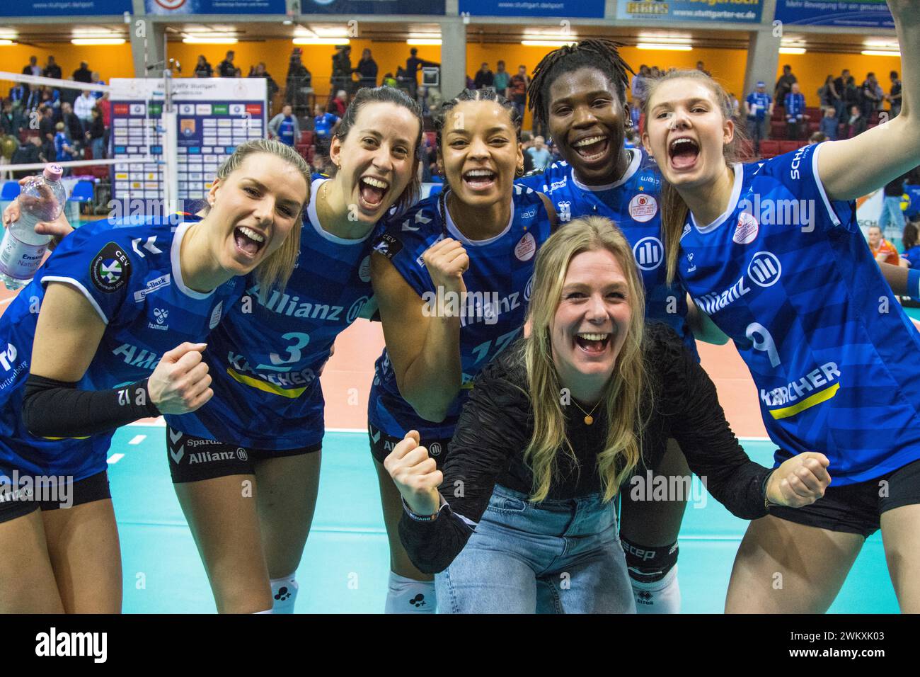 Match de volleyball, la femme MTV Allianz Stuttgart célèbre sa victoire en Ligue des Champions sur Fenehrbace Opet Istanbul 3 à 2, Scharrena, Stuttgart, Banque D'Images