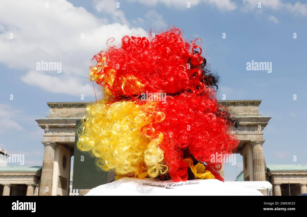 Les fans de football portent une perruque aux couleurs du drapeau allemand pour le match d'ouverture de la Coupe du monde entre l'Allemagne et le Mexique dans le fan mile au Branden Banque D'Images
