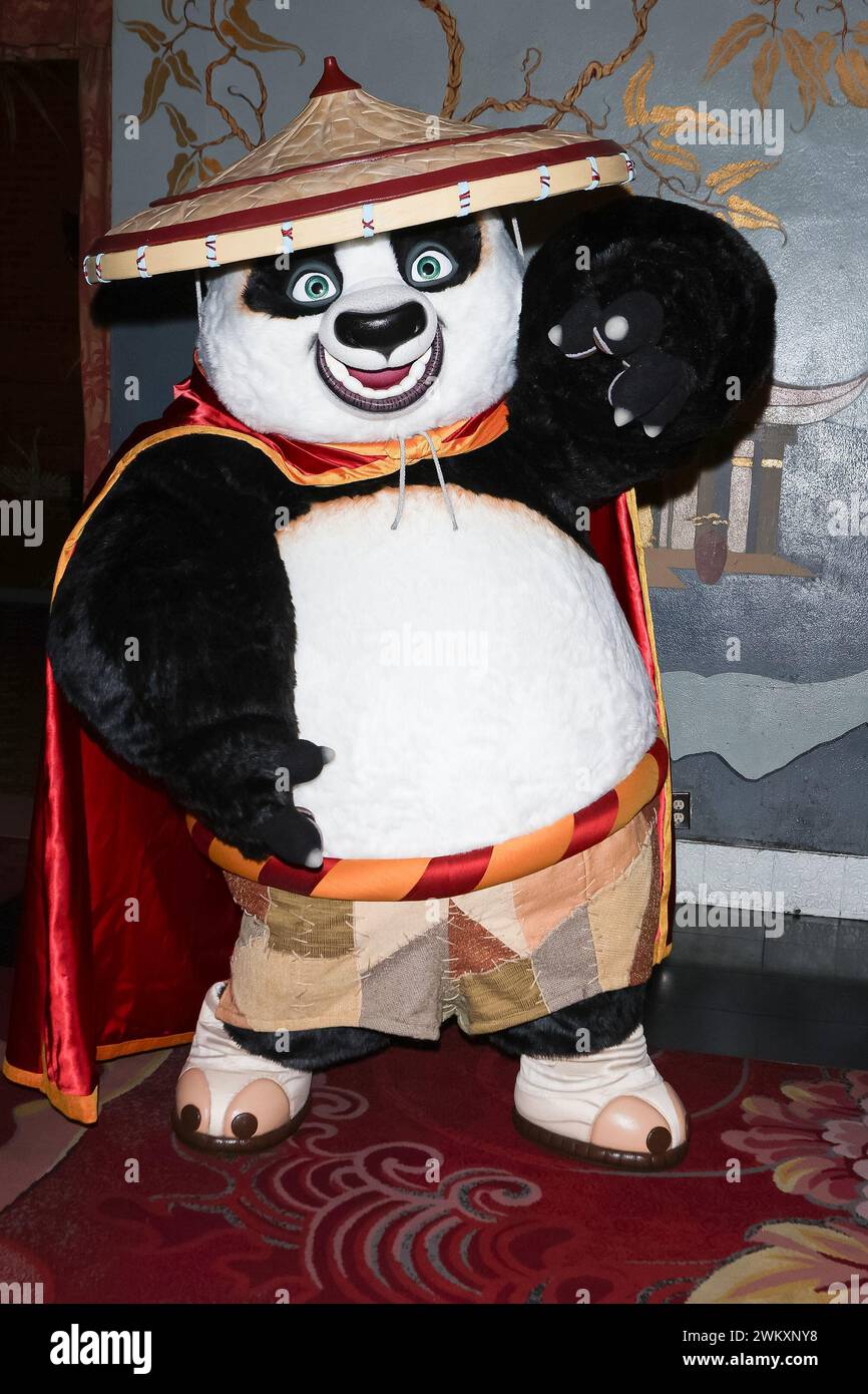 22 février 2024, Los Angeles, Californie, États-Unis : LOS ANGELES, CA - 22 FÉVRIER 2024 : PO, personnage de Kung Fu Panda 4 lors d'une cérémonie honorant l'acteur James Hong avec des empreintes de mains et de pieds lors de son 95e anniversaire au Théâtre chinois TCL IMAX. (Crédit image : © Nina Prommer/ZUMA Press Wire) USAGE ÉDITORIAL SEULEMENT! Non destiné à UN USAGE commercial ! Banque D'Images