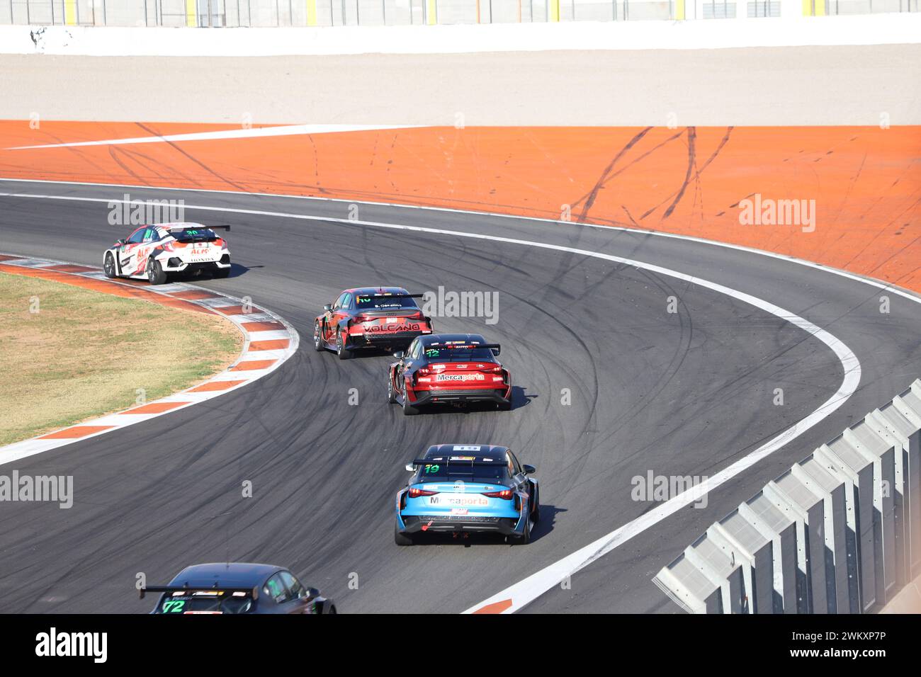 Voitures de compétition de catégorie GT3 circulant sur le circuit Ricardo Tormo à Cheste, Valence, Espagne Banque D'Images