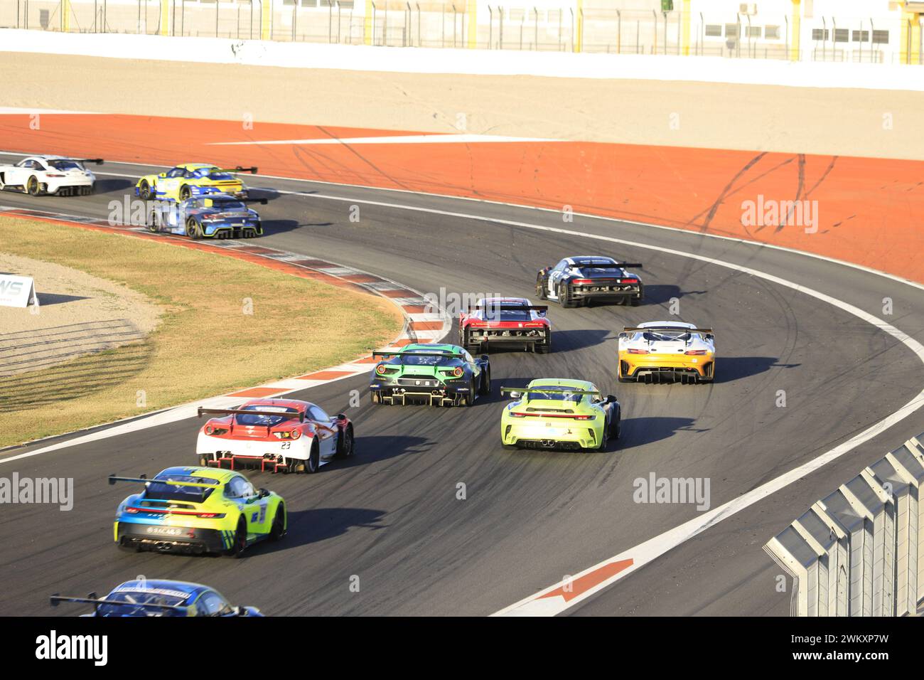 Voitures de compétition de catégorie GT3 circulant sur le circuit Ricardo Tormo à Cheste, Valence, Espagne Banque D'Images