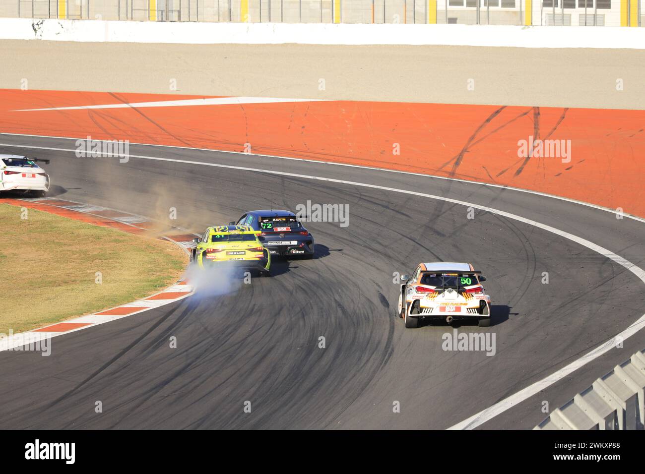 Voitures de compétition de catégorie GT3 circulant sur le circuit Ricardo Tormo à Cheste, Valence, Espagne Banque D'Images