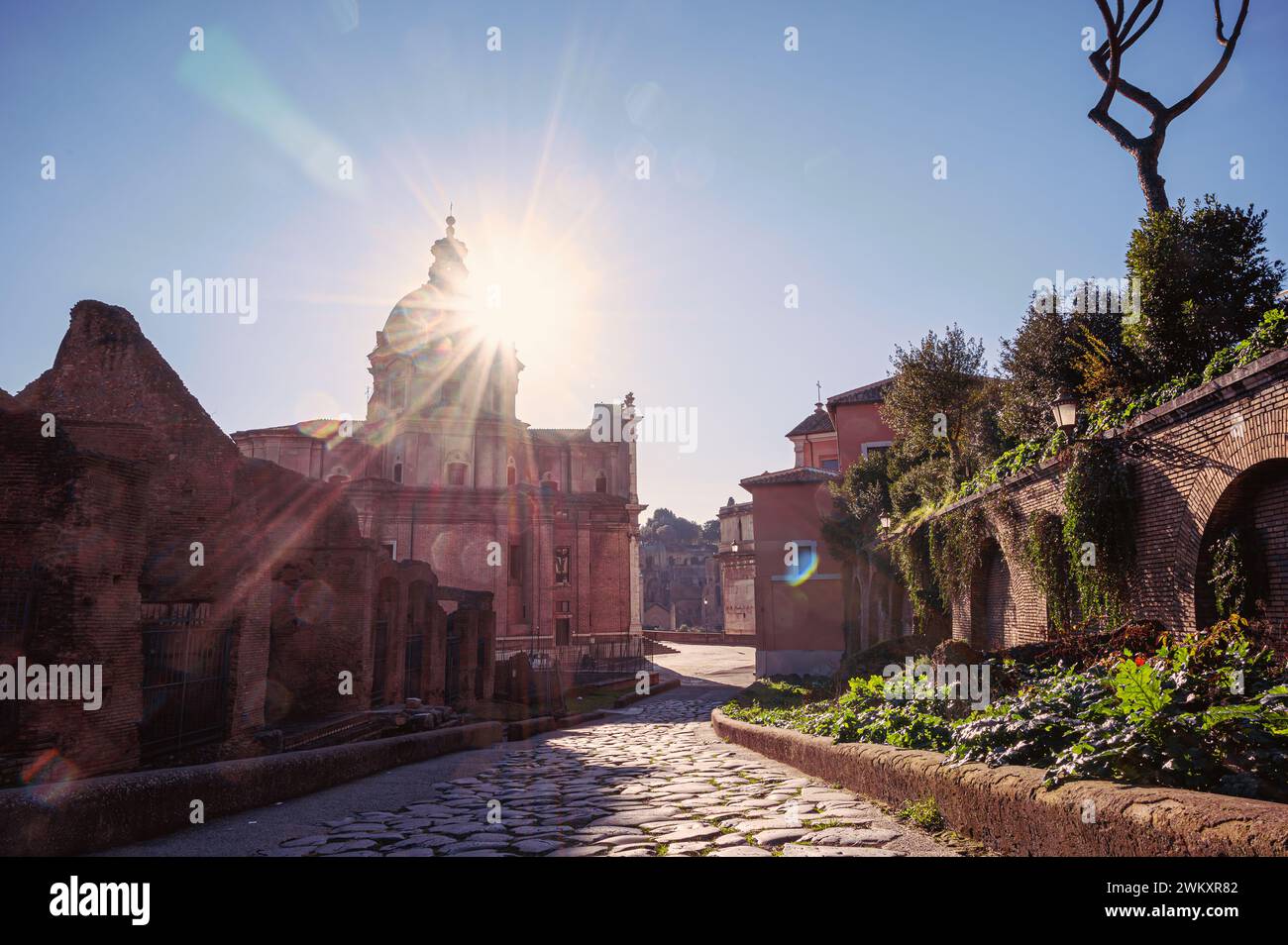 Toit d'église et rayons de soleil à Rome, Italie Banque D'Images