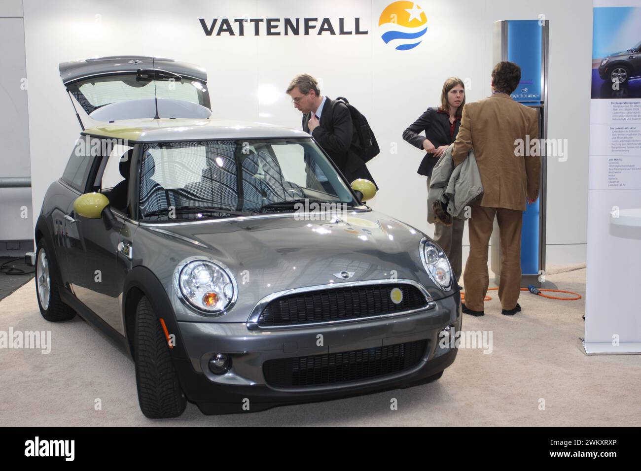 Rund um die Autobahn 40. 11.02.2009, UE, DEU, Deutschland, Rhénanie-du-Nord-Westphalie, Essen : Der Mini-E, der Elektrowagen von der BMW Group und Vattenfall auf der E-World 2009 in der Messe Essen. IM Rahmen des Projektes Mini E Berlin Powered by Vattenfall werden 2009 die erste 50 Testautos durch die Hauptstadt fahren. UE, DEU, Allemagne, Rhénanie du Nord-Westphalie, Essen : le Mini-E, la voiture électrique du groupe BMW et Vattenfall à E-World 2009 à Messe Essen. Dans le cadre du projet Mini E Berlin propulsé par Vattenfall, les 50 premières voitures d’essai traverseront la capitale en 2009. Banque D'Images