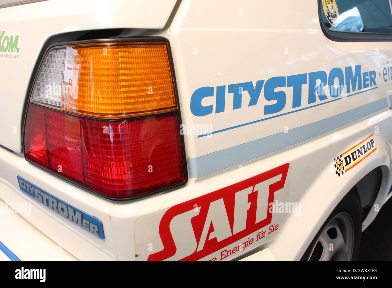 Elektromobilität im RWE Strommuseum. 08.03.2010, UE, DEU, Deutschland, Rhénanie-du-Nord-Westphalie, Recklinghausen : ein VW Golf II - City-Stromer im RWE Strommuseum. 1986 bis 1993 baute Volkswagen und RWE auf Basis des Golf II -Citystromer vier Elektrorennwagen die sog. Formel E hier der Rennwagen von Harald Arlt. Die Hoechstgeschwindigkeit der version betrug 150 km/h. Eu, DEU, Allemagne, Rhénanie du Nord-Westphalie, Recklinghausen : un VW Golf II - City-Stromer au Musée de l'électricité RWE. De 1986 à 1993, Volkswagen et RWE construisirent quatre voitures de course électriques basées sur la Golf II - City Stromer, la So-calle Banque D'Images