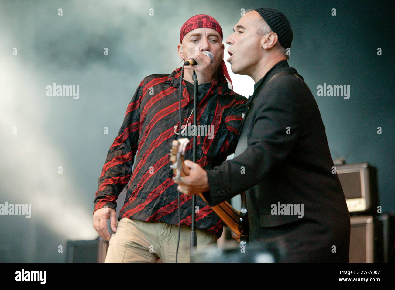 Hamburg, DEU, 31.08.2003 : Ostival im Hamburger Stadtpark Veranstaltung mit Musikern aus der ehemaligen DDR. Hier die Band City. Die Band wurde 1972 in Ost-Berlin gegründet und erlangte den Durchbruch mit ihrem Titel am Fenster. Anfangs nannten sie sich City Rock Band oder City Band Berlin. Hier mit Fritz Puppel , Toni Krahl ab 1975 Gesang Manfred Hennig 1982 1992, ab 1995 clavier Georgi Gogow 1974 1982, ab 1992 basse, Geige Hamburg, GER, 31.08.2003 : Ostival in Hamburgs Stadtpark événement avec des musiciens de l'ancienne RDA. Voici le groupe City. Le groupe a été fondé en 1972 à Berlin est et ach Banque D'Images