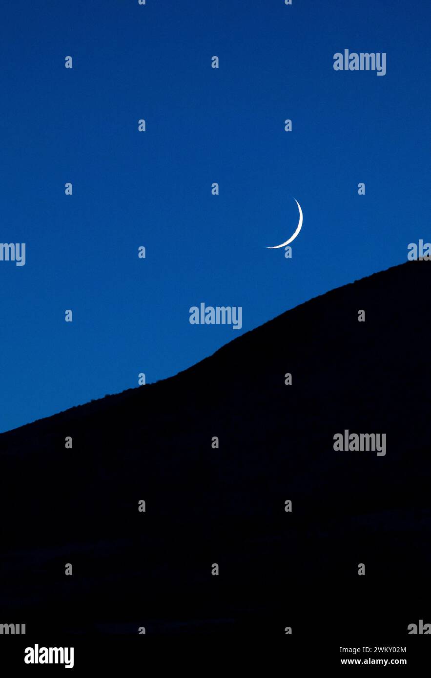 Croissant de lune dans le ciel au crépuscule, Fossil Butte, Wyoming, États-Unis Banque D'Images
