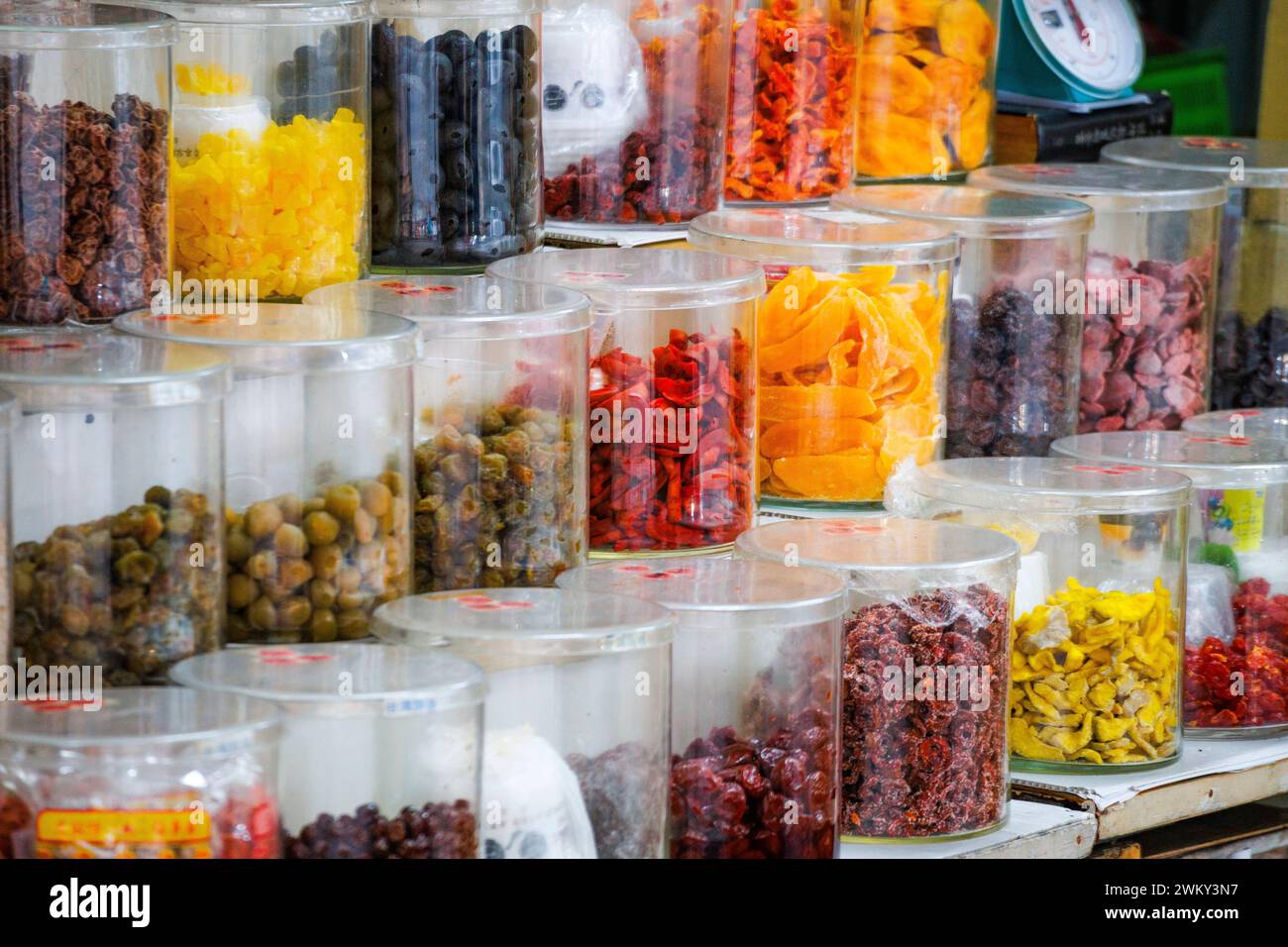Les fruits et noix assortis sur l'affichage au marché pour la vente. Banque D'Images