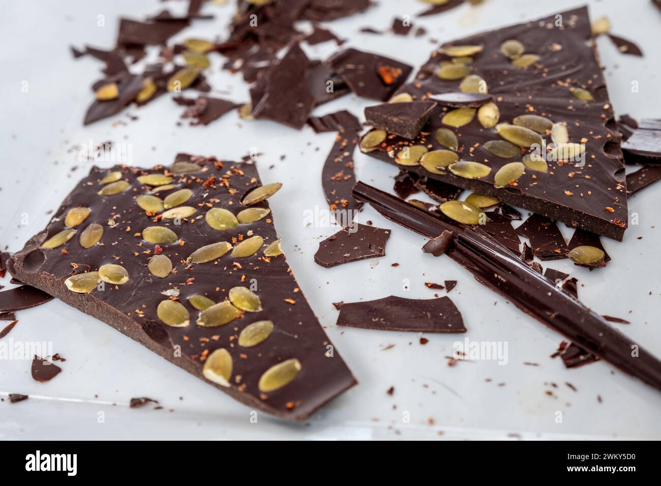 Chocolat artisanal fabriqué à la main et fèves de cacao au marché artisanal de Waddesdon Manor. Banque D'Images