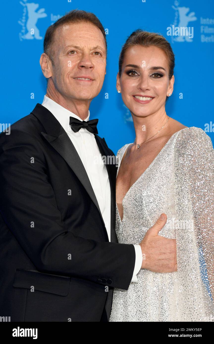 Rocco Siffredi mit Ehefrau Rosa Caracciolo beim Photocall zur Miniserie Supersex auf der Berlinale 2024 / 74. Internationale Filmfestspiele Berlin im Hotel Grand Hyatt. Berlin, 22.02.2024 *** Rocco Siffredi avec sa femme Rosa Caracciolo lors de l'appel photo pour la mini-série Supersex au Berlinale 2024 74 Berlin International film Festival à l'Hôtel Grand Hyatt Berlin, 22 02 2024 Foto:XC.xNiehausx/xFuturexImagex supersex_4254 Banque D'Images