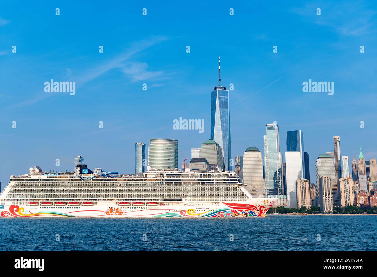 New York, USA - 13 juin 2023 : bateau de croisière Norwegian Joy Sailing à côté de Manhattan à New York. Skyline de New York Manhattan naviguant sur l'Hudson Banque D'Images