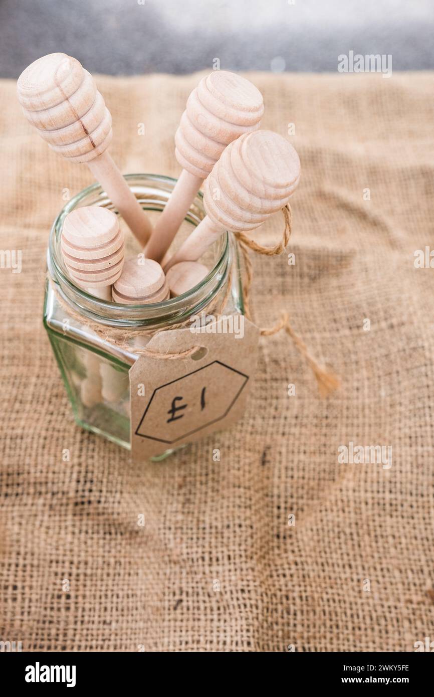 Cuillères à miel faites à la main en vente sur un marché artisanal. Banque D'Images