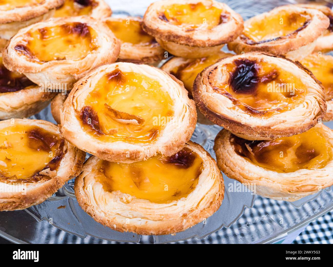 Tartes à la crème anglaise faites à la main en vente au marché artisanal de Waddesdon Manor. Banque D'Images