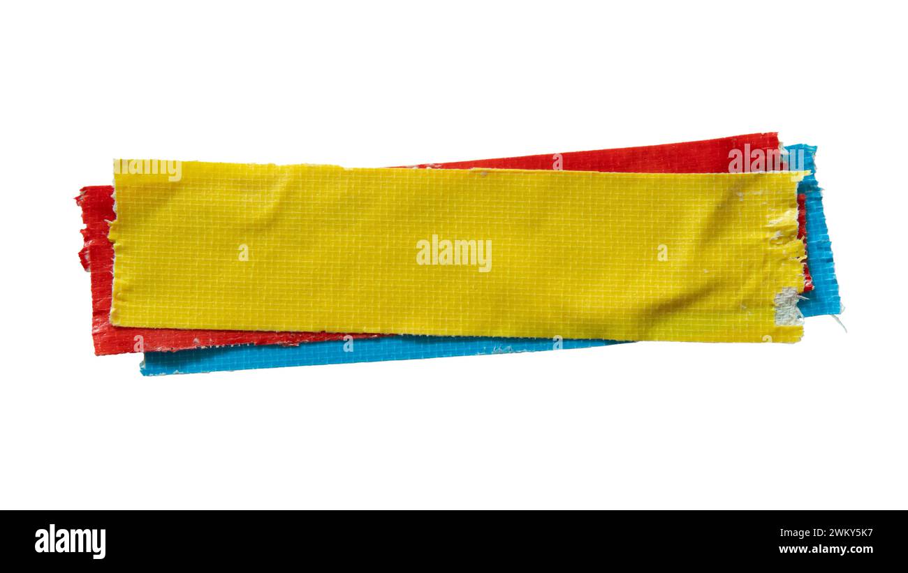 Bandes de tissu jaune, rouge et bleu en couches sur fond blanc avec chemin de détourage Banque D'Images