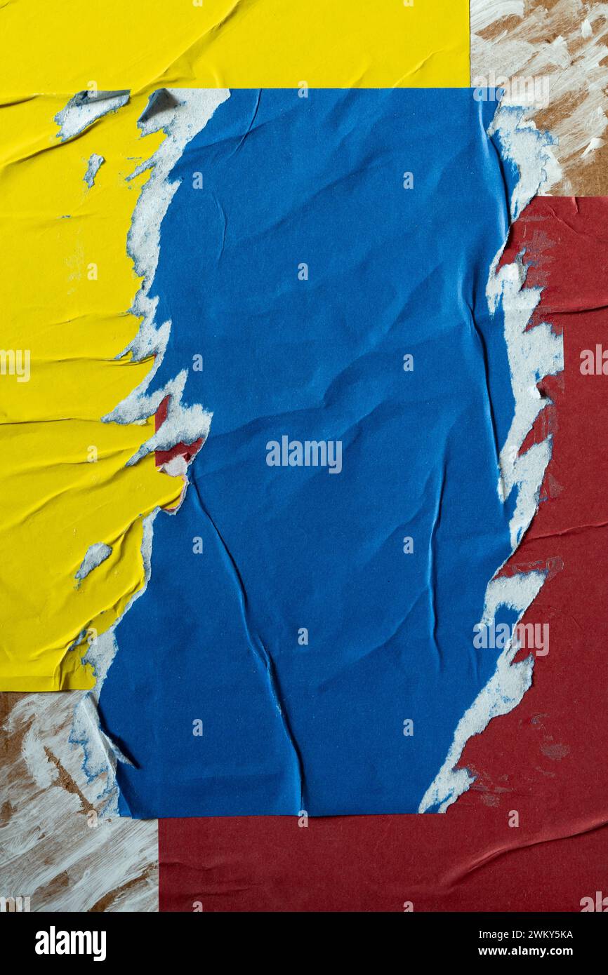 Fond de texture d'affiche en papier bleu, jaune et rouge pelé Banque D'Images Fond de texture d'affiche en papier bleu, jaune et rouge pelé Banque D'Images