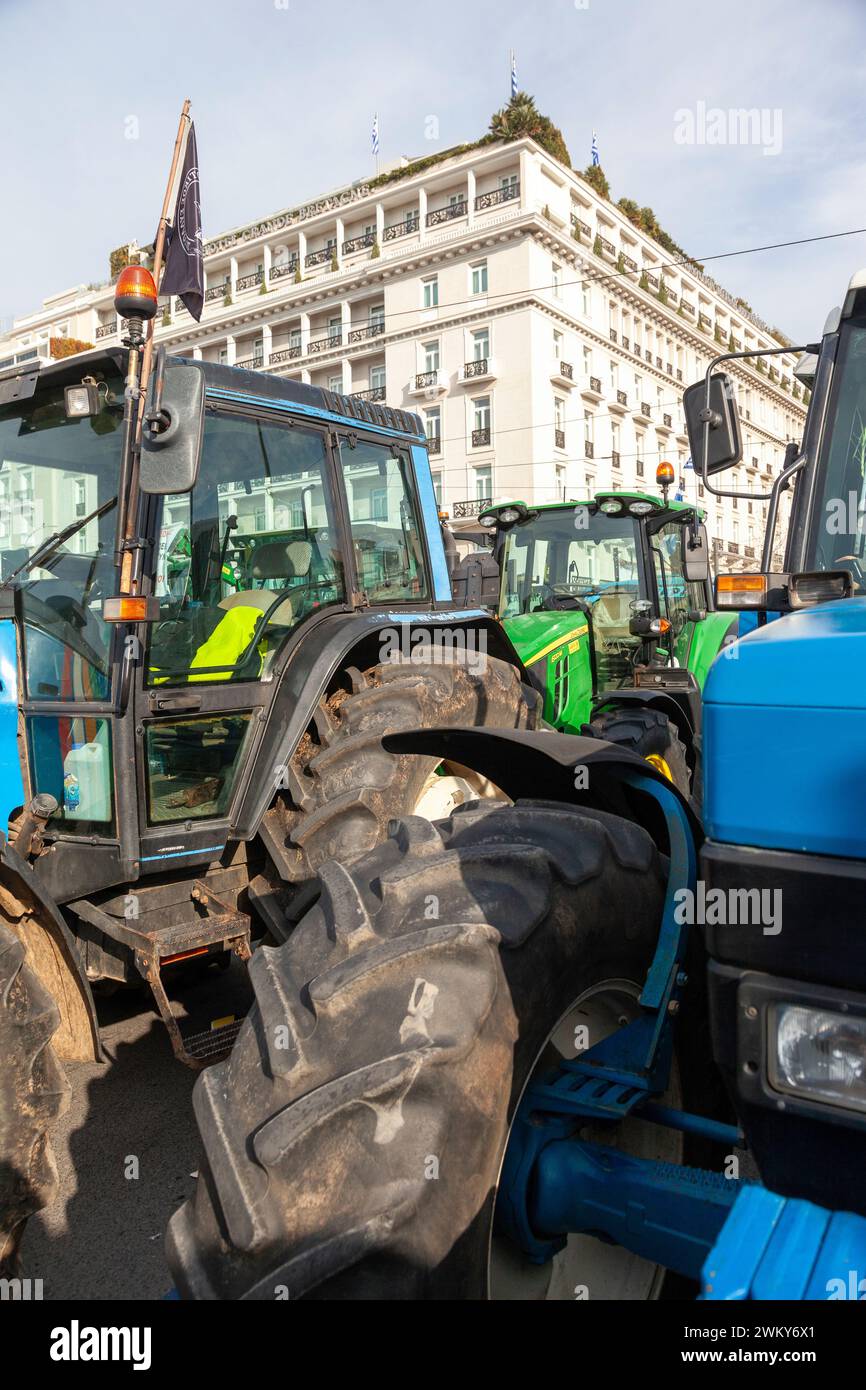 Tracteurs agricoles stationnés devant le Parlement grec lors de la protestation des agriculteurs grecs contre la crise actuelle dans le secteur agricole. Banque D'Images