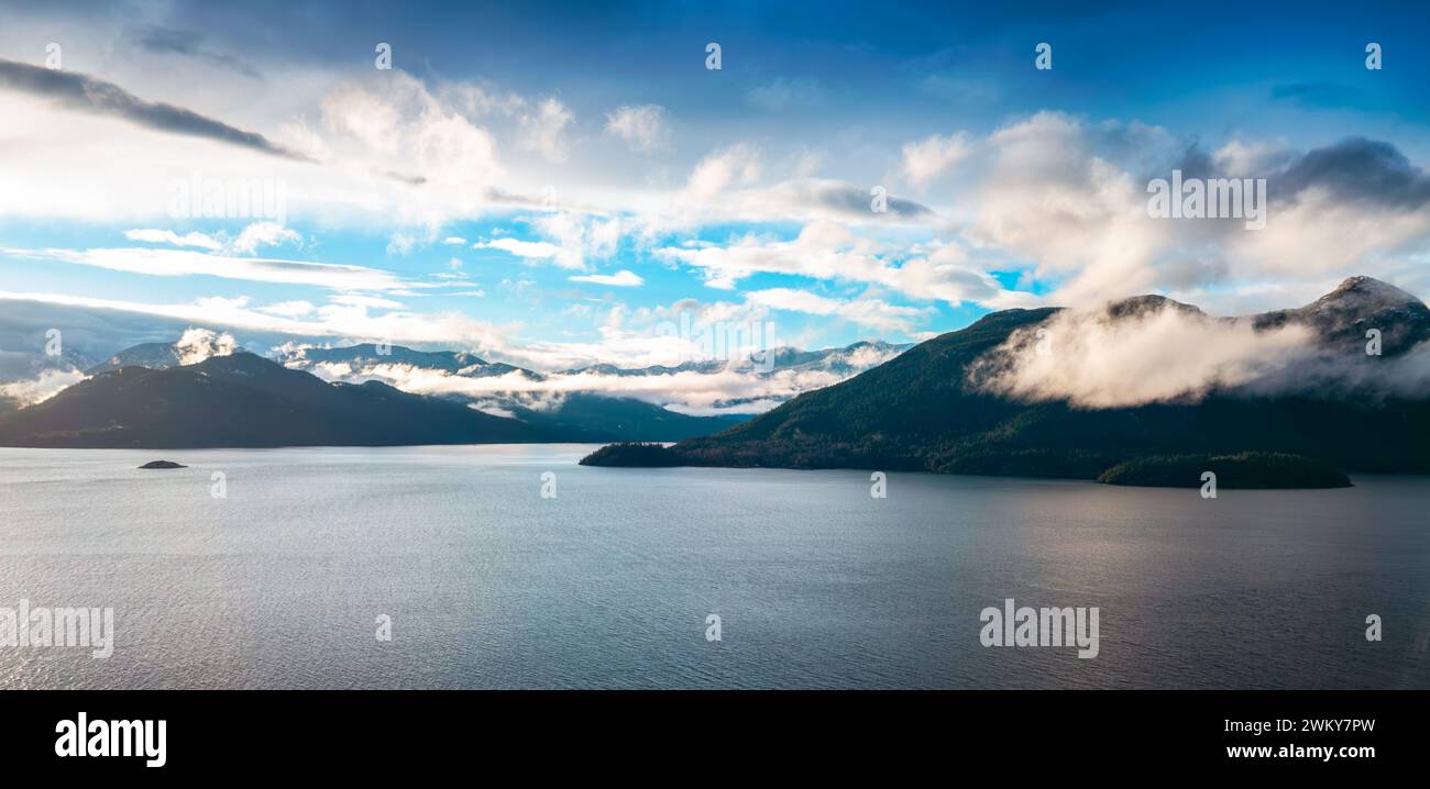 Îles et paysage de montagne dans Howe Sound, BC, Canada. Contexte aérien canadien de la nature. Banque D'Images