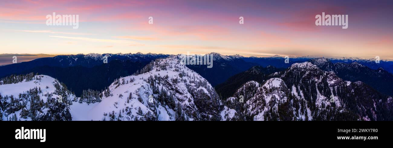 Paysage montagneux canadien couvert de neige. Saison hivernale. Colombie-Britannique, Canada. Panorama de fond nature Banque D'Images