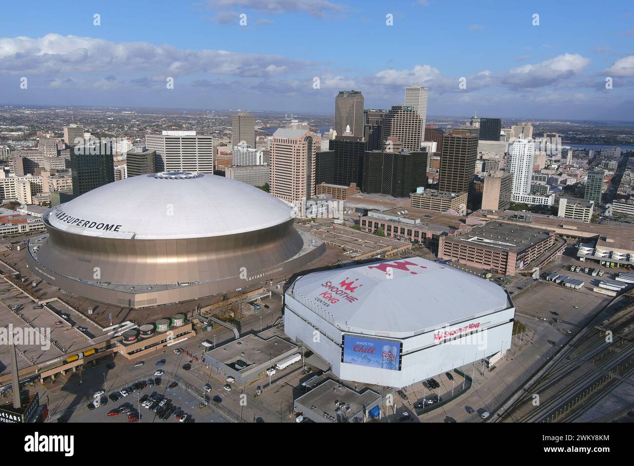 Vue aérienne générale du Caesars Superdome (à gauche) et de l'arène Smoothie King Center, jeudi 22 février 2024, à la Nouvelle-Orléans. Banque D'Images