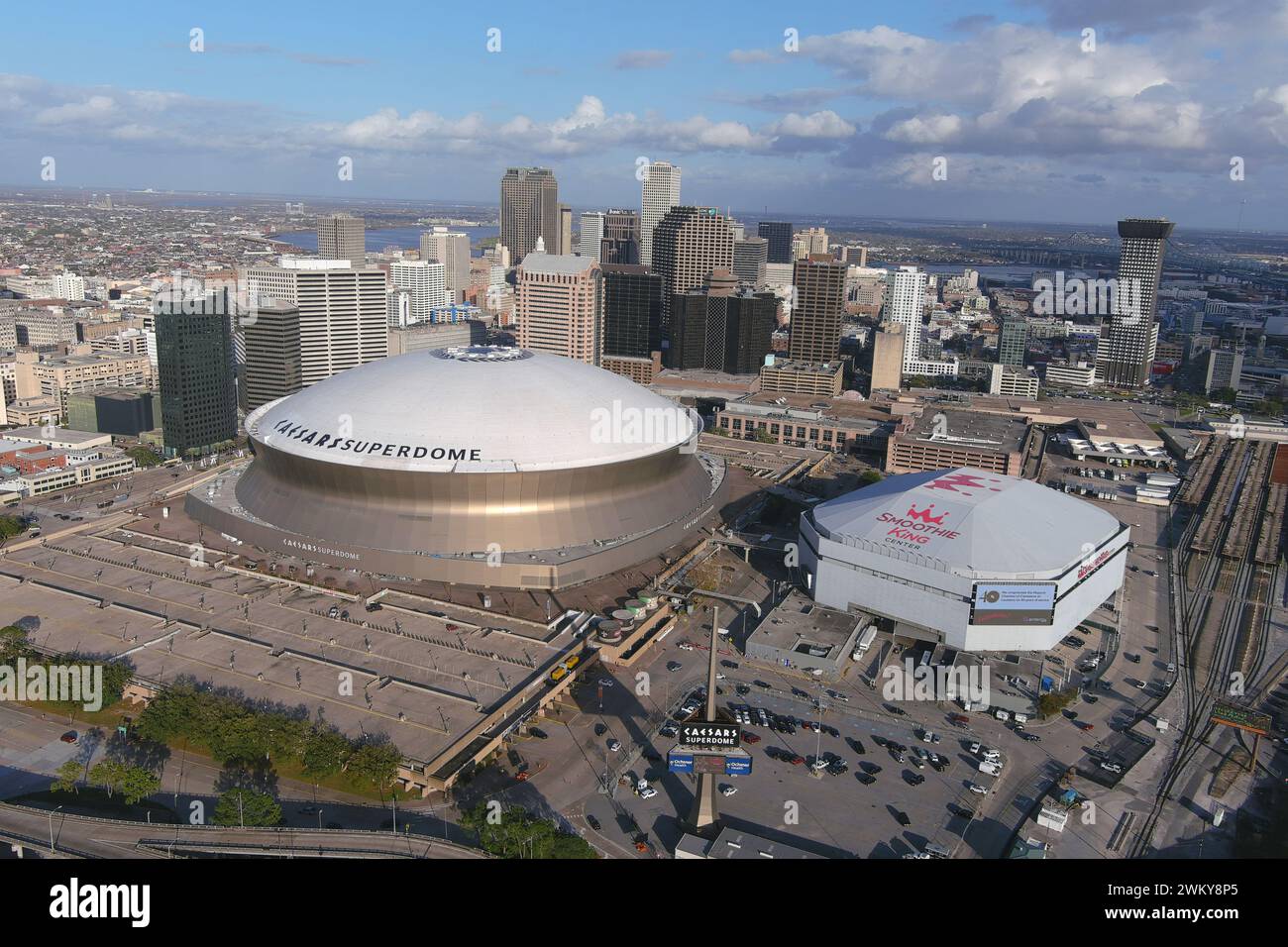 Vue aérienne générale du Caesars Superdome (à gauche) et de l'arène Smoothie King Center, jeudi 22 février 2024, à la Nouvelle-Orléans. Banque D'Images