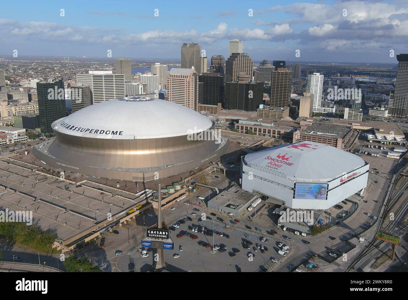 Vue aérienne générale du Caesars Superdome (à gauche) et de l'arène Smoothie King Center, jeudi 22 février 2024, à la Nouvelle-Orléans. Banque D'Images