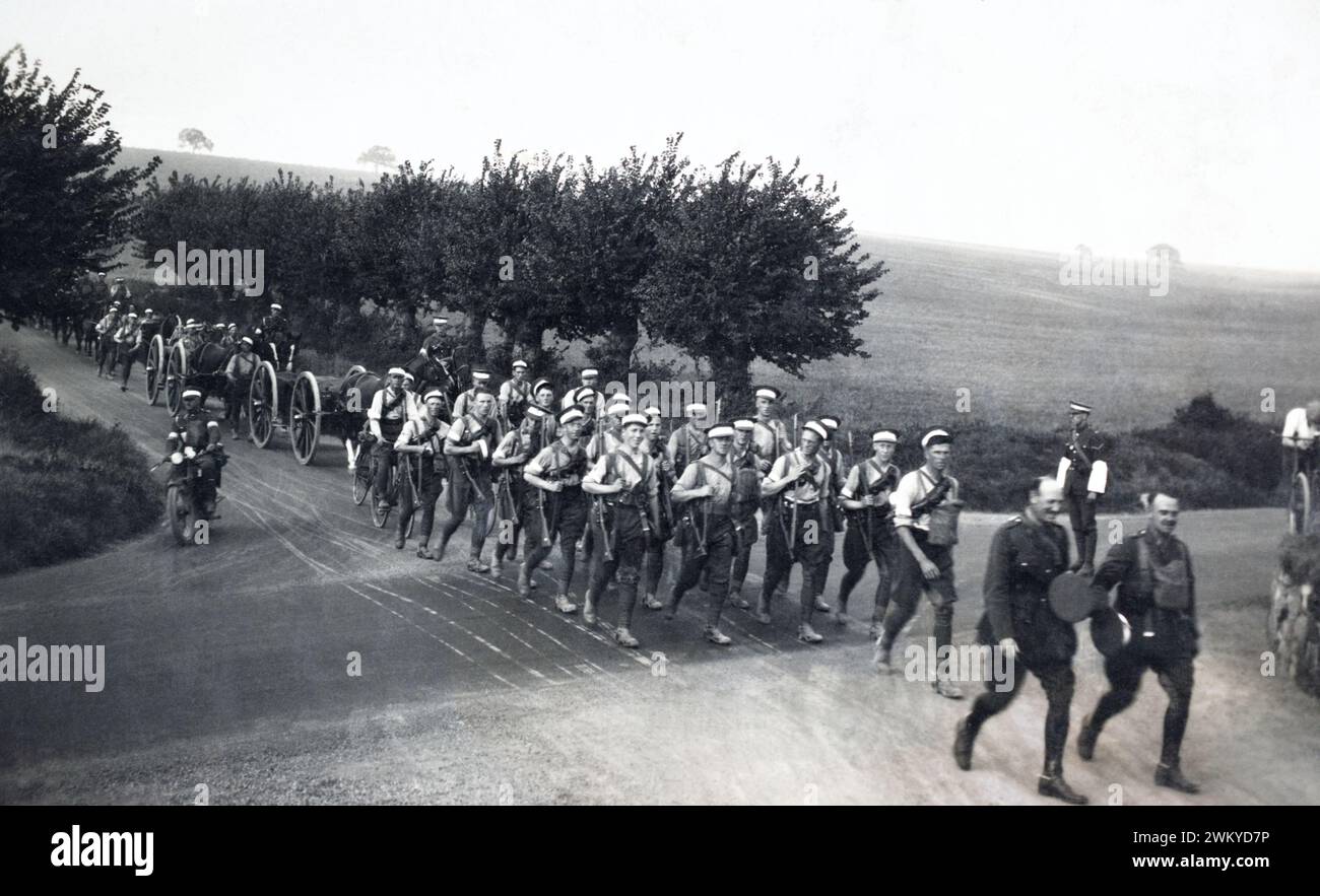 Soldats britanniques marchant à travers la campagne lors d'un exercice d'entraînement pendant la première Guerre mondiale. Banque D'Images