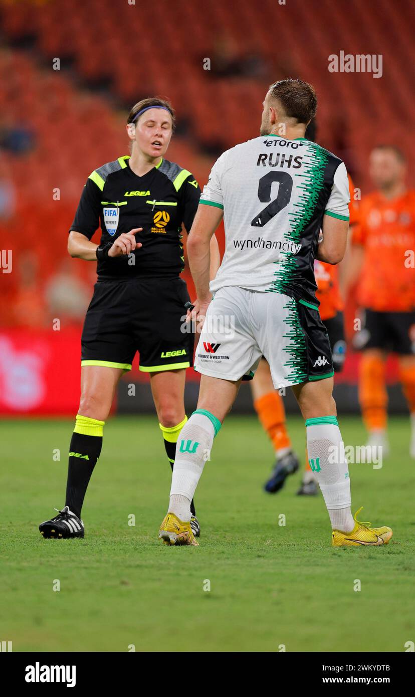 Brisbane, Australie. 23 février 2024. Casey Lisa Reibelt, officiel du Suncorp Stadium, met en garde Michael Ruhs (9 Western United FC) après une mauvaise faute lors du match de la Ligue Ute A D'Isuzu entre Brisbane Roar et Western United FC au Suncorp Stadium de Brisbane, Australie (Promediapix/SPP) crédit : SPP Sport Press photo. /Alamy Live News Banque D'Images