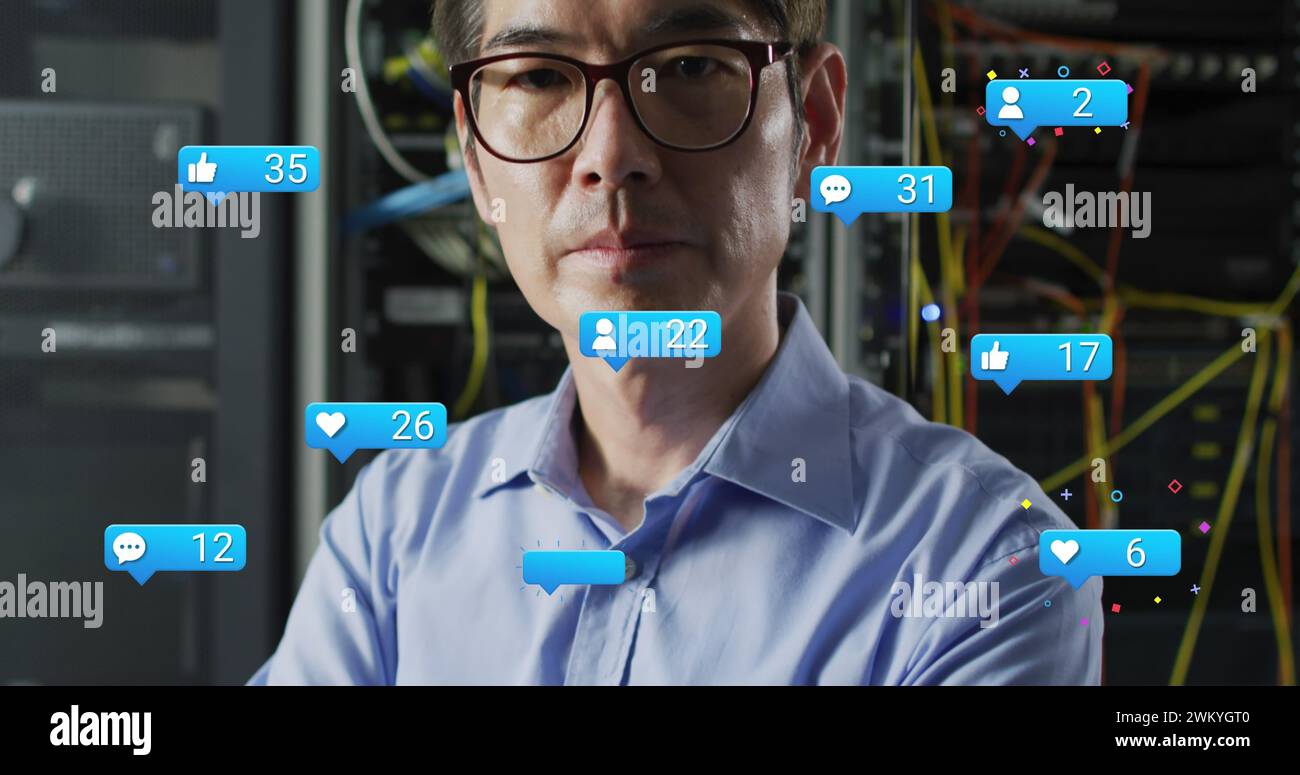 Image d'icônes tombantes et réseau de connexions sur un employé biracial de salle de serveur masculin Banque D'Images