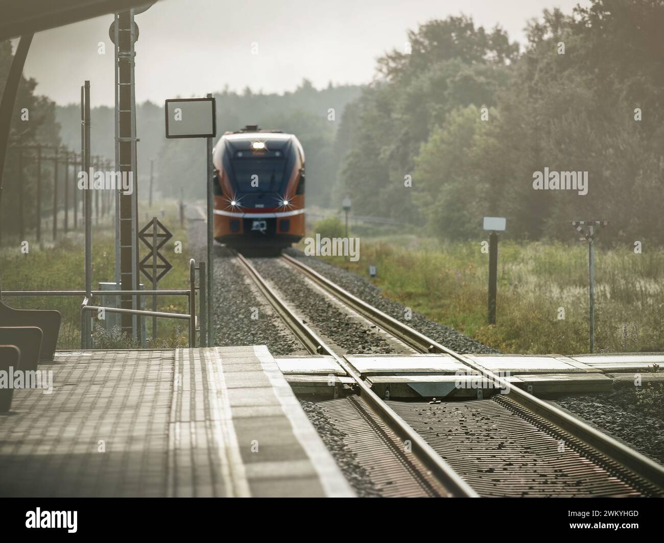Un train de banlieue arrive à la gare. Chemin de fer dans une petite gare en Estonie. Liaisons de transport de passagers. Banque D'Images