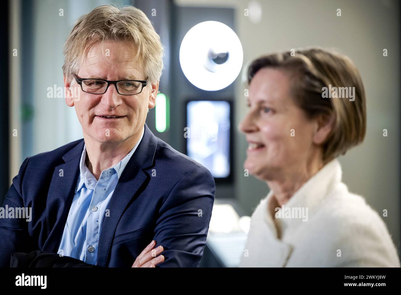 LA HAYE - 23/02/2024, Henk te Velde (à gauche), professeur d'histoire nationale et Carla van Baalen, professeur d'histoire parlementaire, après une conversation avec Kim Putters, informateur. L'informateur a reçu les professeurs pour qu'ils soient informés des variantes alternatives des armoires. ANP ROBIN VAN LONKHUIJSEN pays-bas OUT - belgique OUT Banque D'Images