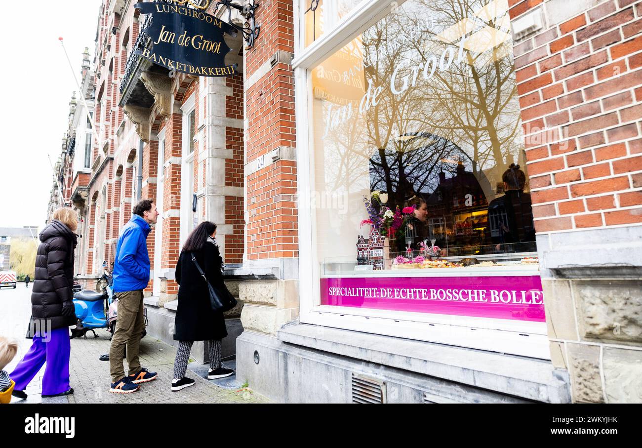 DEN BOSCH - les gens font la queue à Banketbakkerij Jan de Groot où les Bossche Bollen sont fabriqués et vendus. De Bossche bol existe depuis cent ans. ANP IRIS VAN DEN BROEK pays-bas Out - belgique Out Banque D'Images