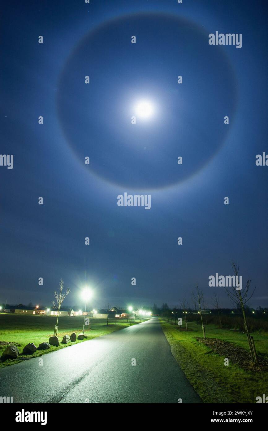 Un halo de lune est un phénomène optique atmosphérique Banque D'Images