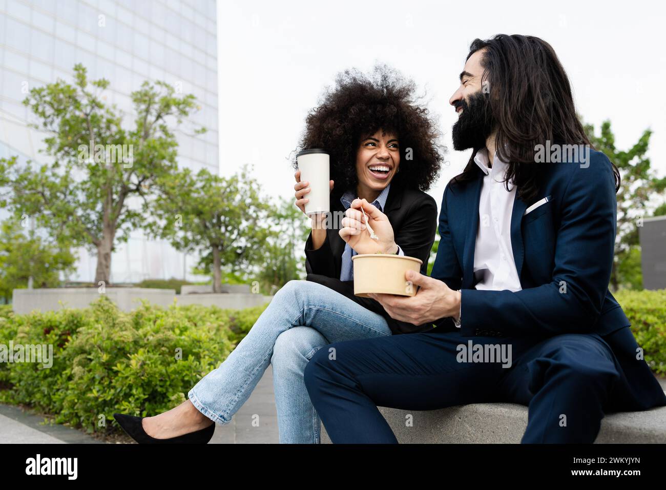 Des gens d'affaires multiraciaux heureux ayant une pause déjeuner à l'extérieur du bureau Banque D'Images