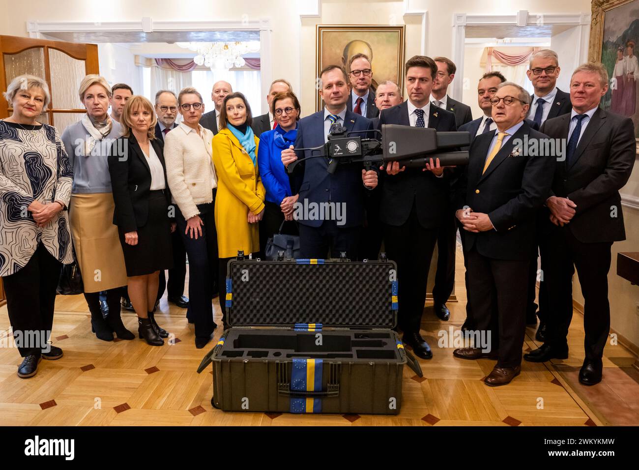 Prague, République tchèque. 23 février 2024. Groupe de 17 ambassadeurs des pays de l'UE remet un dispositif anti-drone à l'ambassade d'Ukraine à Prague, République tchèque, le 23 février 2024 à titre d'initiative privée et de cadeau des ambassadeurs. L'événement marque deux ans depuis le début de l'invasion russe de l'Ukraine. Crédit : Ondrej Deml/CTK photo/Alamy Live News Banque D'Images