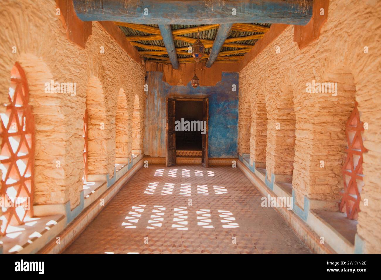 Un couloir élaboré menant à une porte dans l'Afrique antique. Banque D'Images