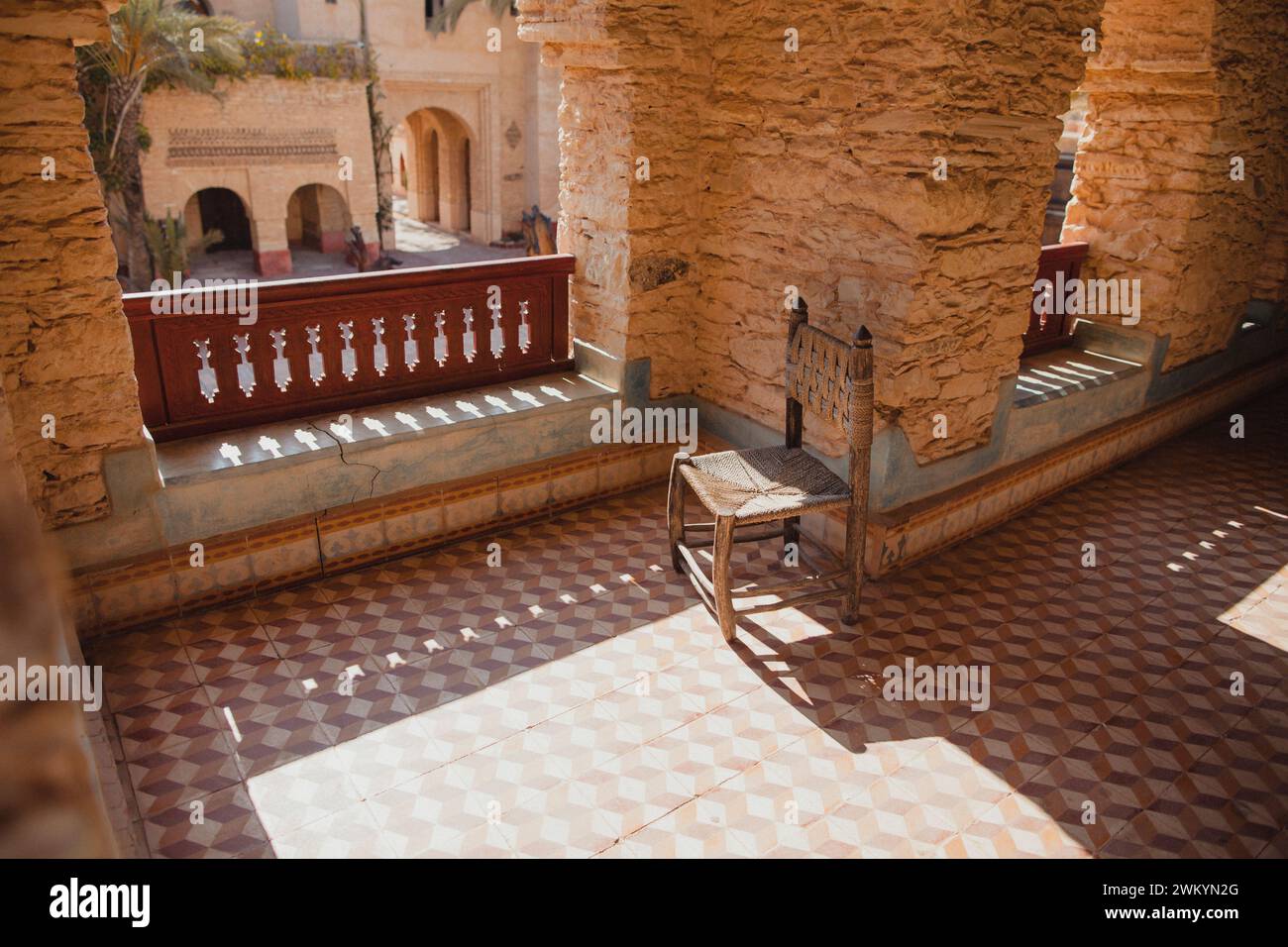 Une chaise tissée illuminée par la lumière de fin d'après-midi en Afrique. Banque D'Images