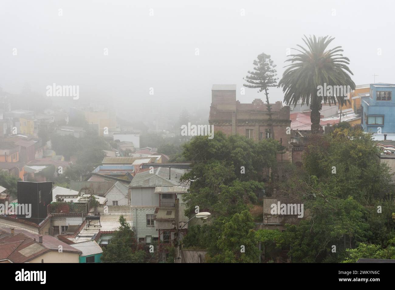 Belle vue sur les maisons traditionnelles et les bâtiments à Valparaíso, Chili Banque D'Images
