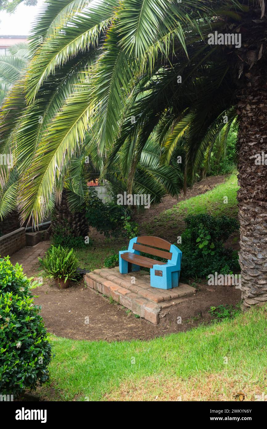 Belle vue sur banc bleu dans le jardin de la Sebastiana (Musée de la Maison Pablo Neruda) à Valparaíso, Chili Banque D'Images