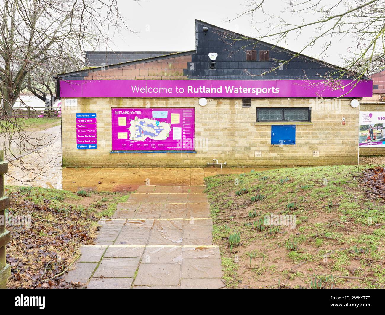Centre de sports nautiques de Rutland par une journée d'hiver humide, pluvieuse, brumeuse sur un lac (réservoir) à Rutland, en Angleterre. Banque D'Images