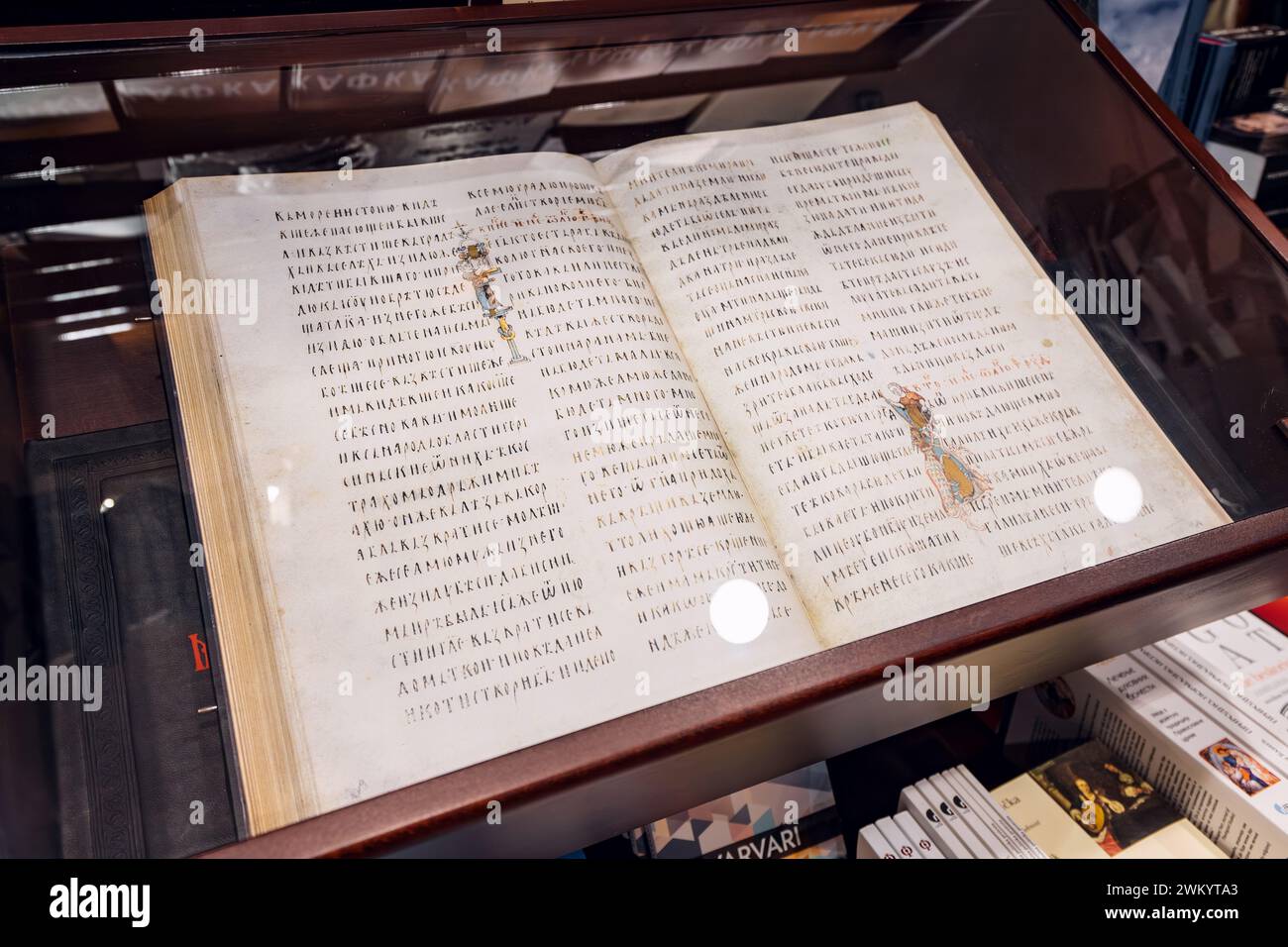 20 novembre 2023, Belgrade, Serbie : livre ouvert avec l'alphabet serbe ancien est positionné sur une table en bois robuste dans la boutique Banque D'Images